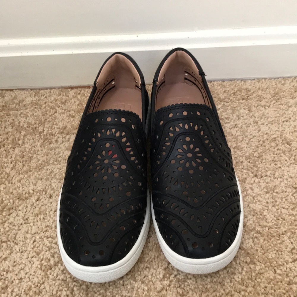 NWOB! UGG size 7 black leather perforated sneakers - Picture 3 of 8